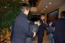 过年来家里要账，这事儿听起来就挺尴尬的。咱们中国人讲究的是亲情、友情，过年本应是团圆喜庆的时候，可要是家里来了个要账的，那气氛可就大打折扣了。今天，咱们就来聊聊这个话题，看看过年来家里要账，咱们该怎么办。